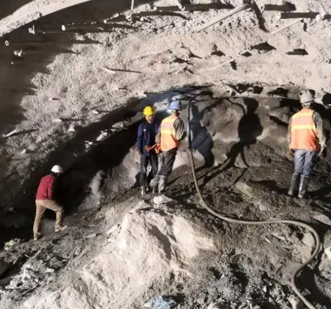 井陉矿拱顶带模注浆料的施工流程及注意事项